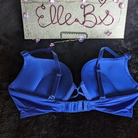 Victoria's Secret Miraculous Plunge Bra - Picture 5 of 7